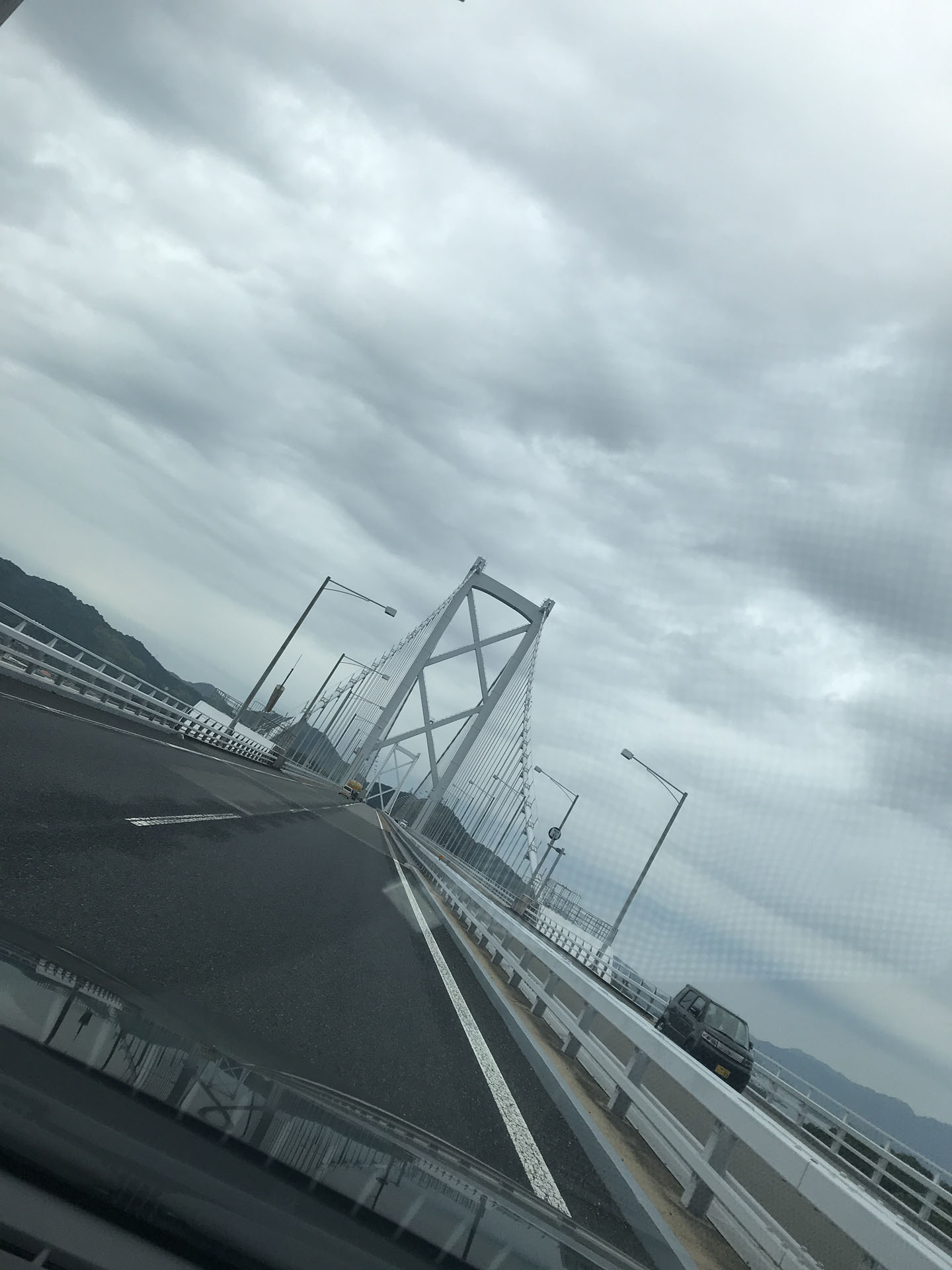 しまなみ海道を通り愛媛県大三島へ。
たまに強い雨が降ったりして、不安を煽られます。