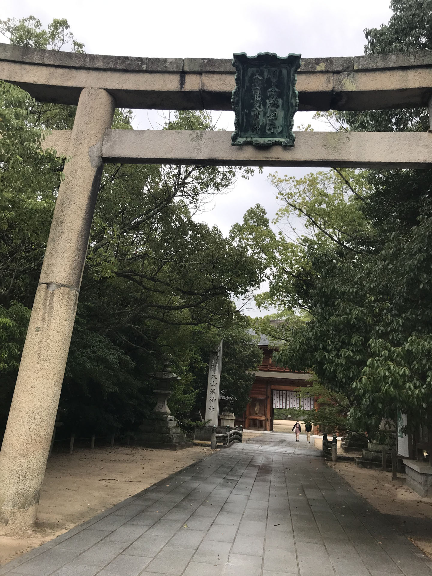 大山祇神社（おおやまづみじんじゃ）の境内を通って登山口へ向かいます。