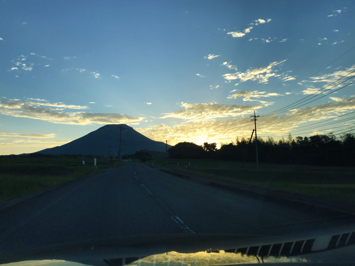 移動中の車内から。
日の出と大山の組み合わせが最高でした。