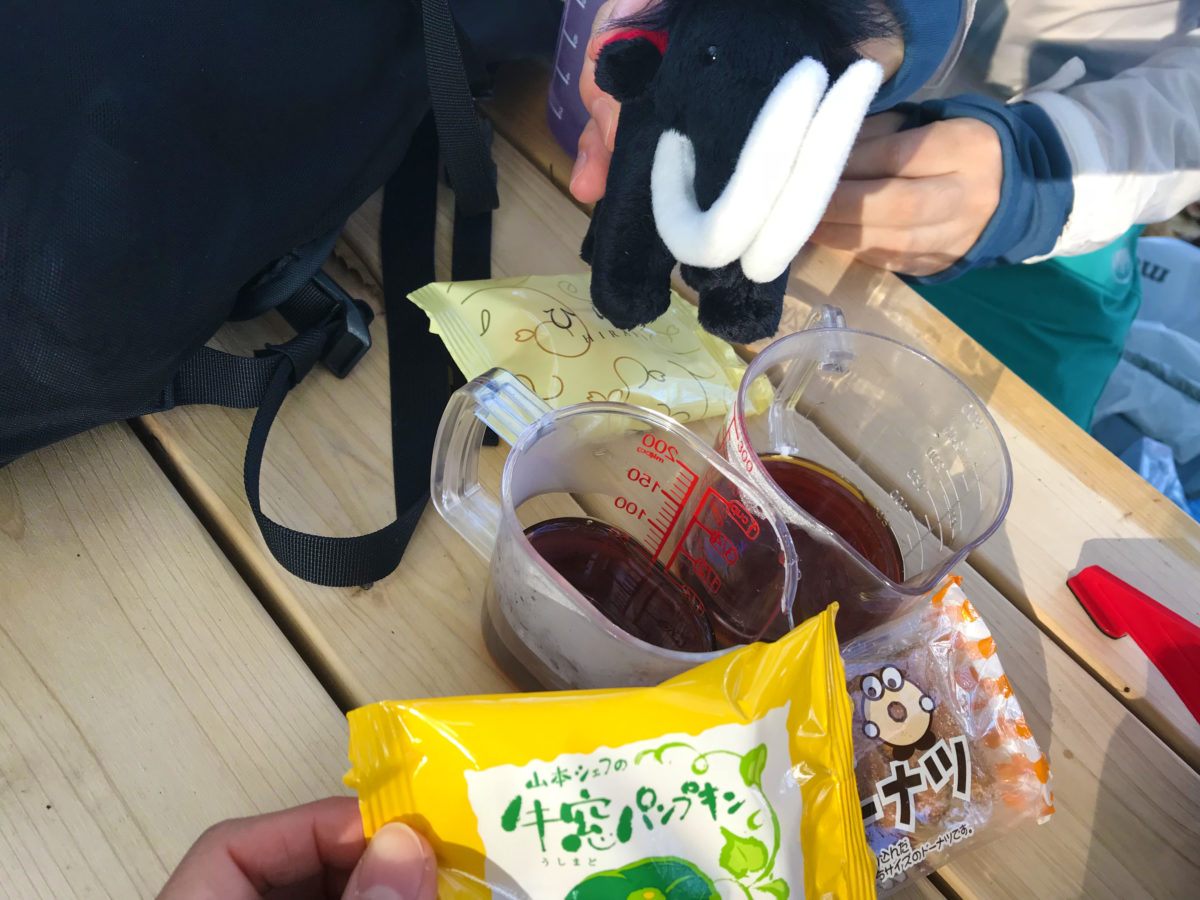 コーヒーとお茶菓子。
岡山のお菓子屋さん、白十字のおやつです。