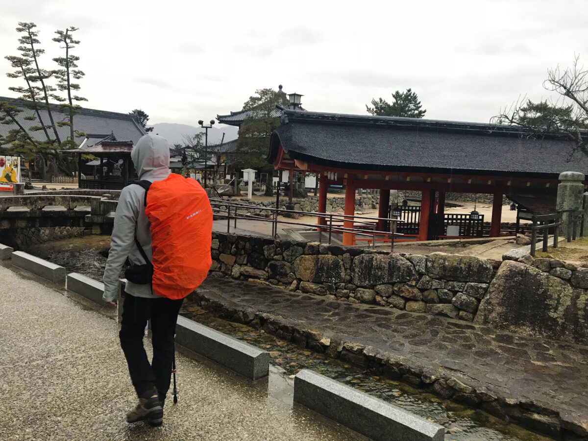 厳島神社の出口のあたり。
結構な雨ですが、弱まることを信じてとりあえずはソフトシェルでしのぎます。